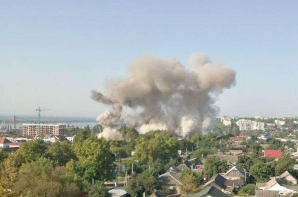 烏軍方表示,近期對俄軍南部補給線的攻勢,擊中超過10個彈藥庫。(Twitter)