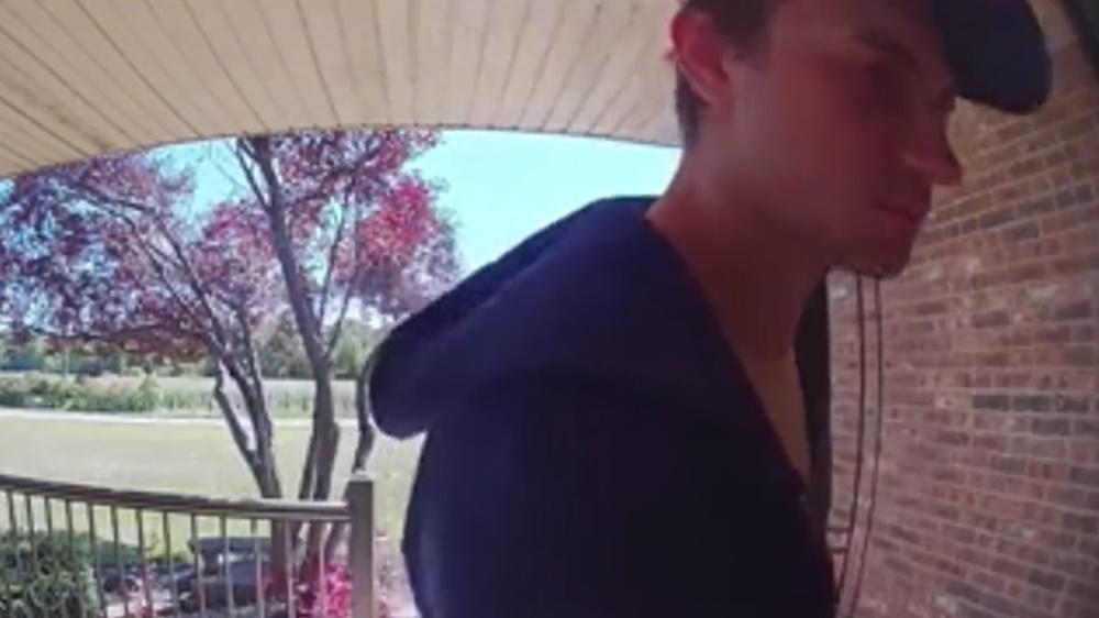 James Rayl按門鐘要求入屋與前女友見面不果,嘗試扭動門把,更開始撞門想強行進入。(Twitter)