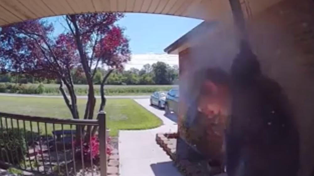 前女友的父親Mitchell Duckro向門開槍,James Rayl轉身逃走。(Twitter)