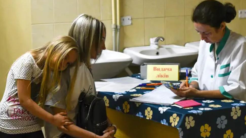 烏當局上周五開始向居民派發碘片,教導居民如何使用以防受輻射影響。(網上圖片)