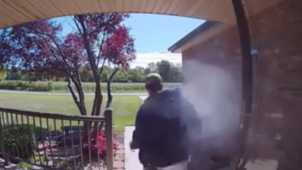 前女友的父親Mitchell Duckro向門開槍,James Rayl轉身逃走。(Twitter)