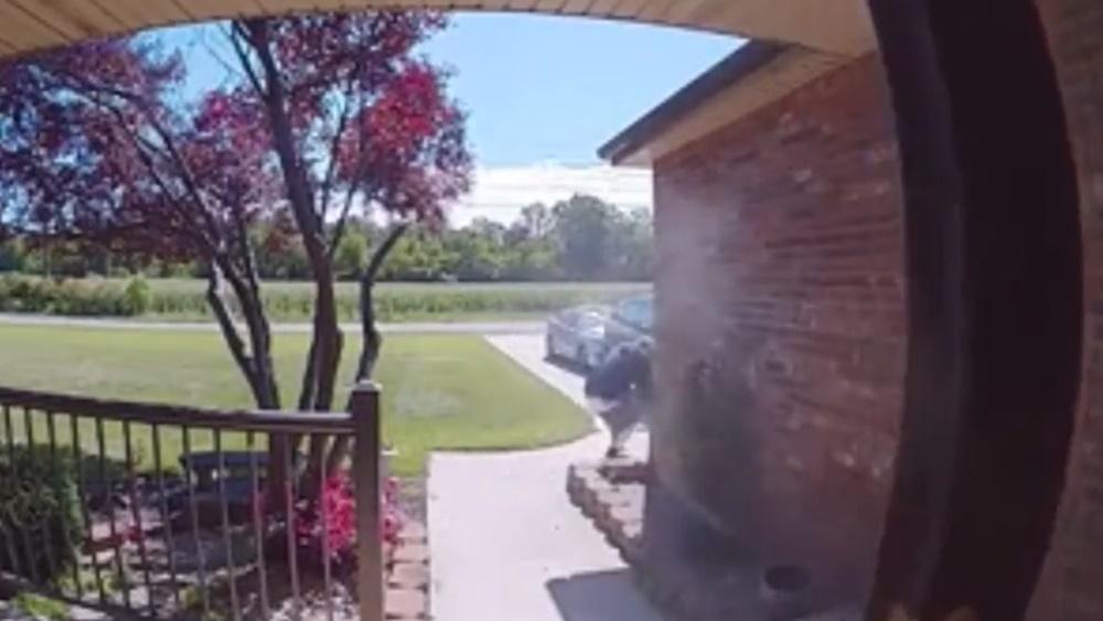 James Rayl身中3槍倒地。(Twitter)