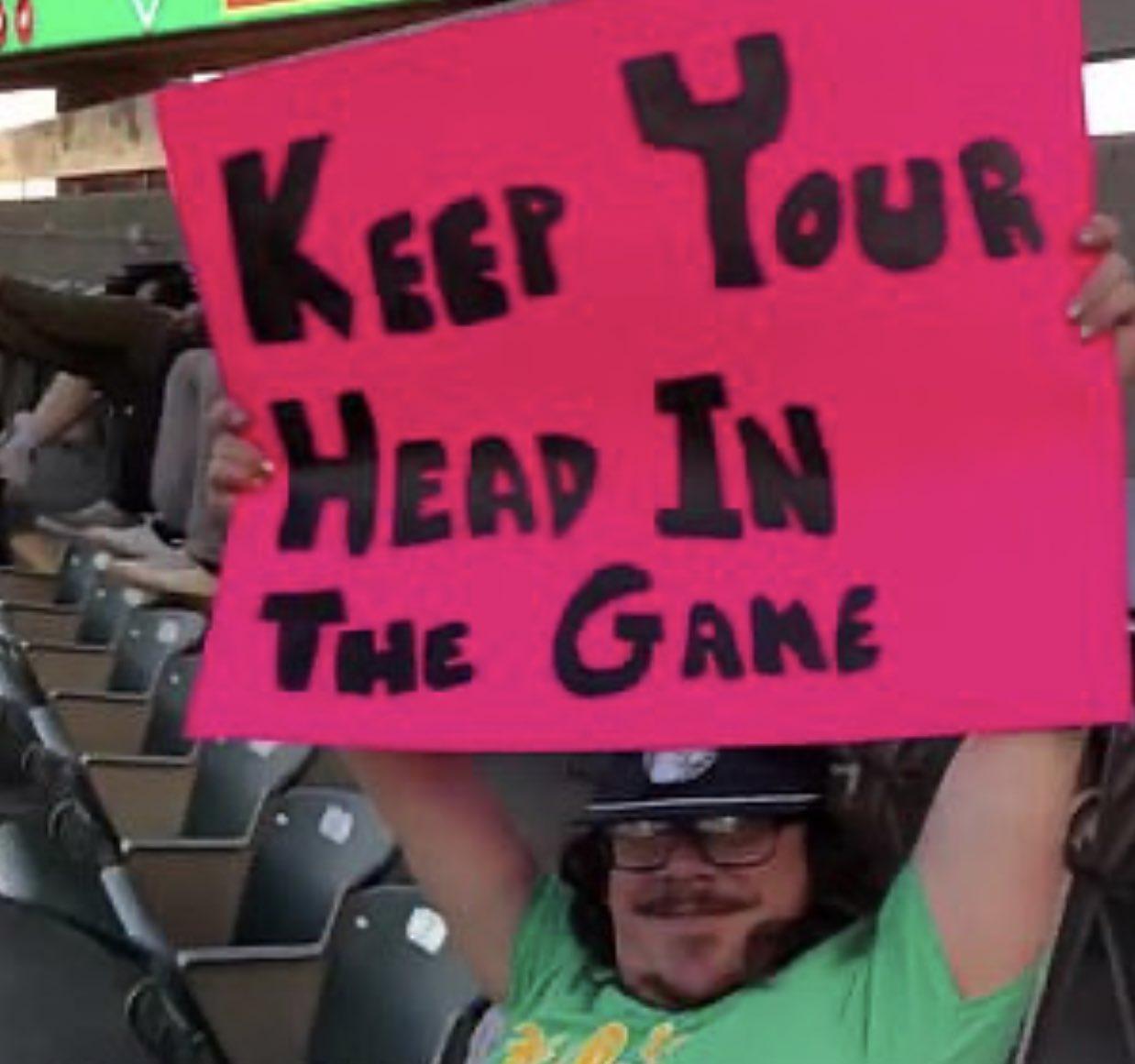 觀眾舉標語來開玩笑。(Twitter)