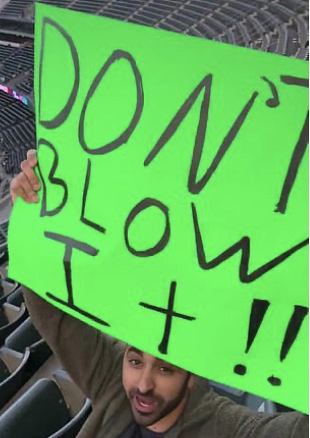 觀眾舉標語來開玩笑。(Twitter)