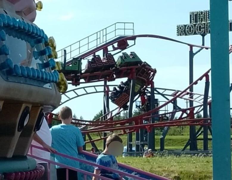 19名乘客被困半空長達90分鐘。(Twitter)