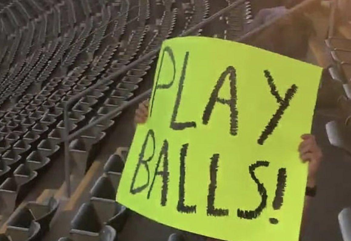 觀眾舉標語來開玩笑。(Twitter)