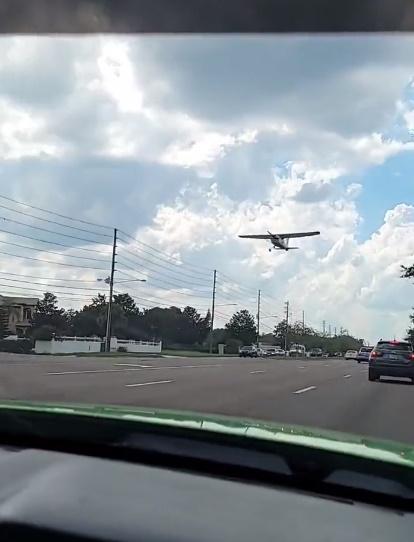 目擊者指,突然看到一架小飛機向自己方向飛來,還愈降愈低,於是拿出手機來拍攝。(Twitter)