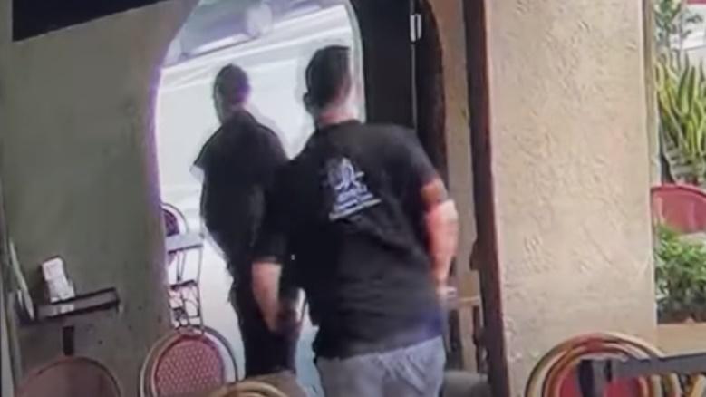 餐廳老闆追趕匪徒。(YouTube)