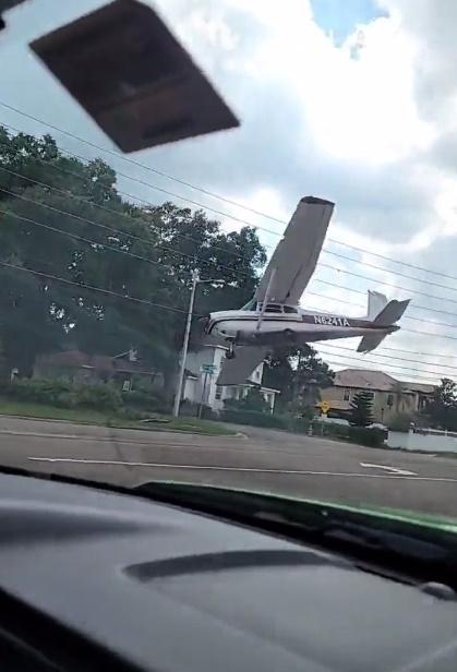 目擊者指,突然看到一架小飛機向自己方向飛來,還愈降愈低,於是拿出手機來拍攝。(Twitter)
