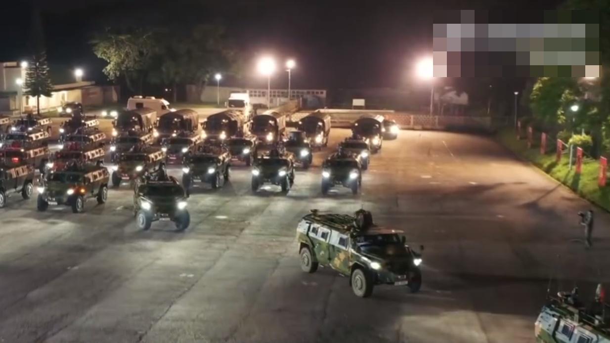 駐香港部隊陸軍部隊在新田軍營舉行防務交接儀式。(微博)