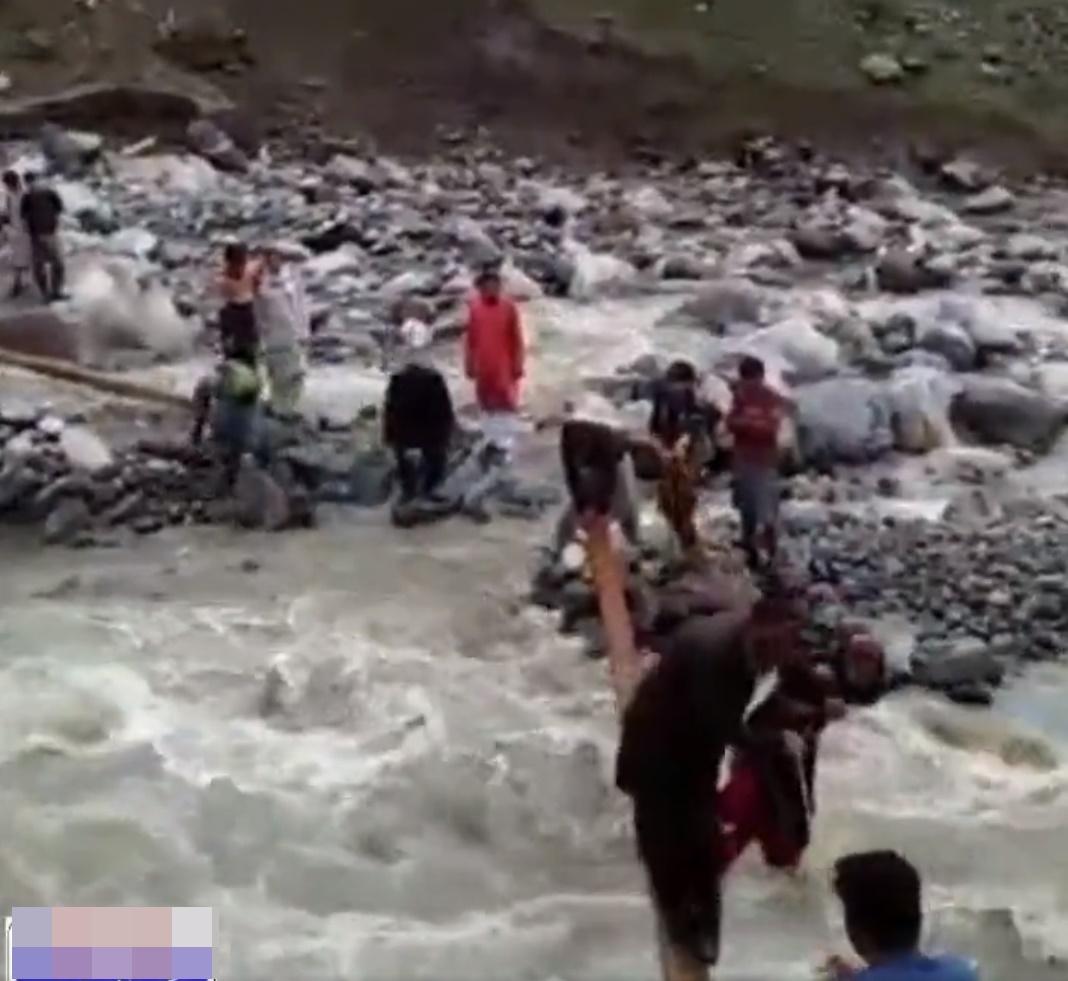 期間女兒失去平衡,二人雙雙墮河。(Twitter)