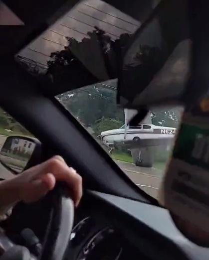 目擊者指,突然看到一架小飛機向自己方向飛來,還愈降愈低,於是拿出手機來拍攝。(Twitter)