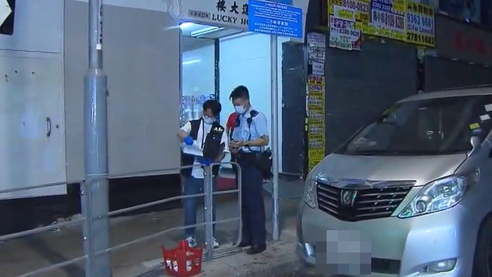 兇徒得逞後駕乘電單車逃去。(電視截圖)