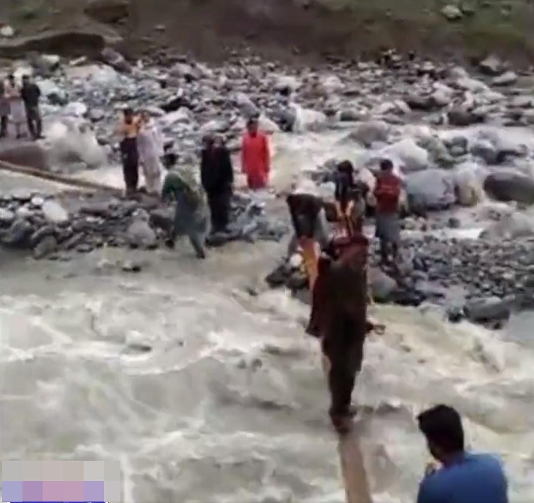 父女一前一後的走在獨木橋上。(Twitter)