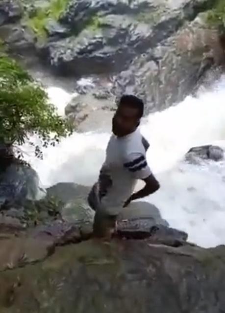 Ajay Pandian冒險爬到濕滑的岩石以接近瀑布。(Twitter)