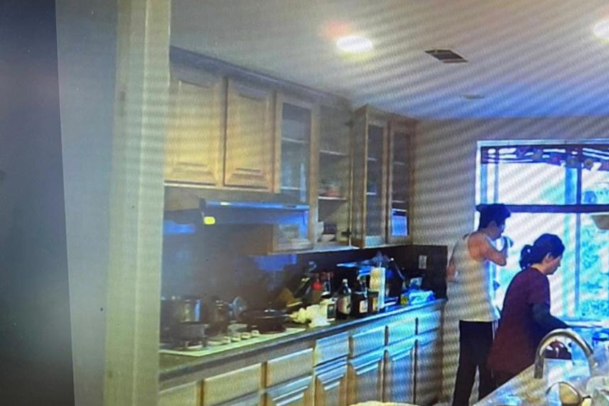 CCTV拍攝到妻子將「Drano」通渠水混入暖的檸檬飲品。(網上圖片)