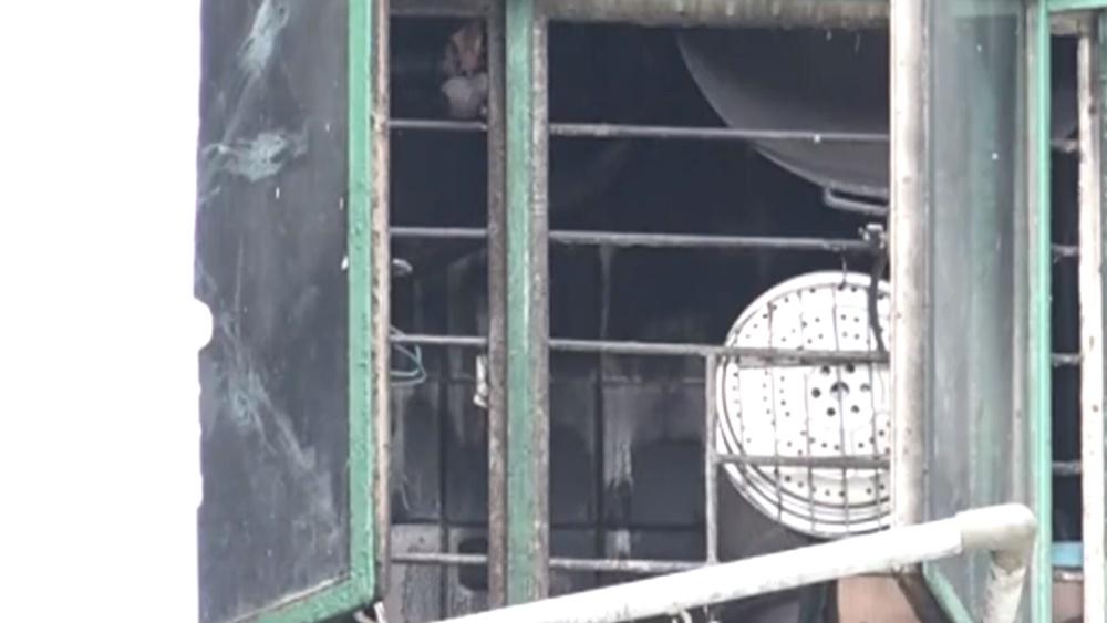 消息:疑有人以香枝點燃單位外衣物。(電視截圖)