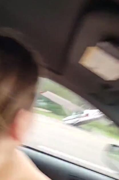 目擊者指,突然看到一架小飛機向自己方向飛來,還愈降愈低,於是拿出手機來拍攝。(Twitter)