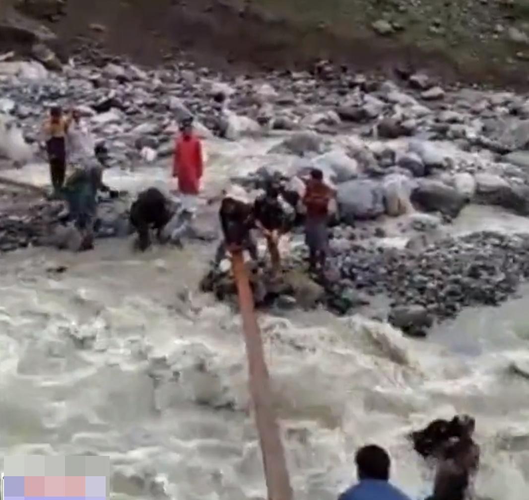 父女命懸一線。(Twitter)