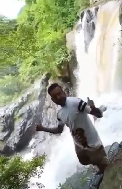 Ajay Pandian舉起雙手比V字手勢。(Twitter)