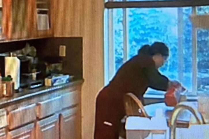 CCTV拍攝到妻子將「Drano」通渠水混入暖的檸檬飲品。(網上圖片)