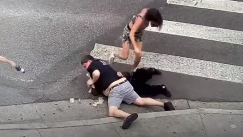 女子不時踢向匪徒。(YouTube)