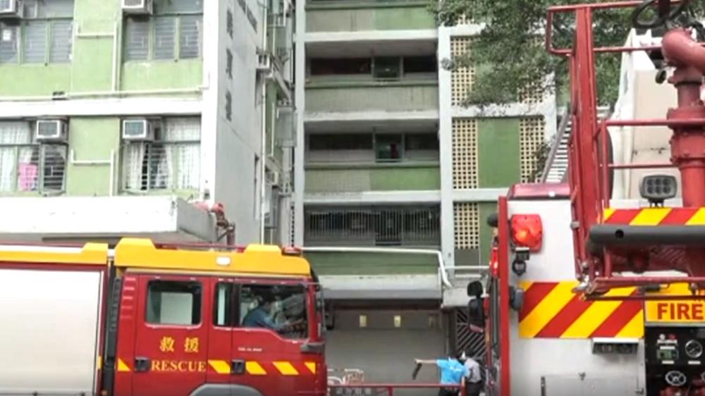 消息:疑有人以香枝點燃單位外衣物。(電視截圖)