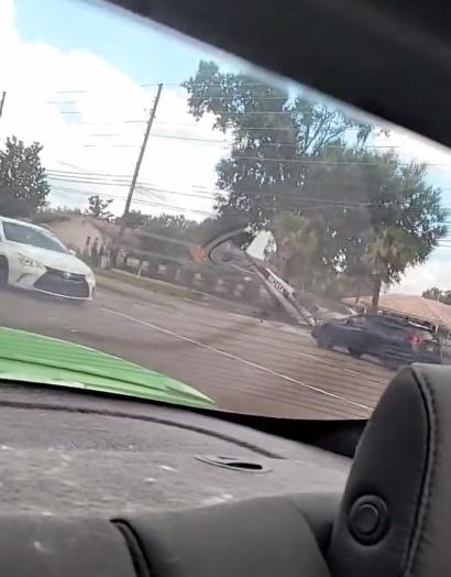 目擊者指,突然看到一架小飛機向自己方向飛來,還愈降愈低,於是拿出手機來拍攝。(Twitter)