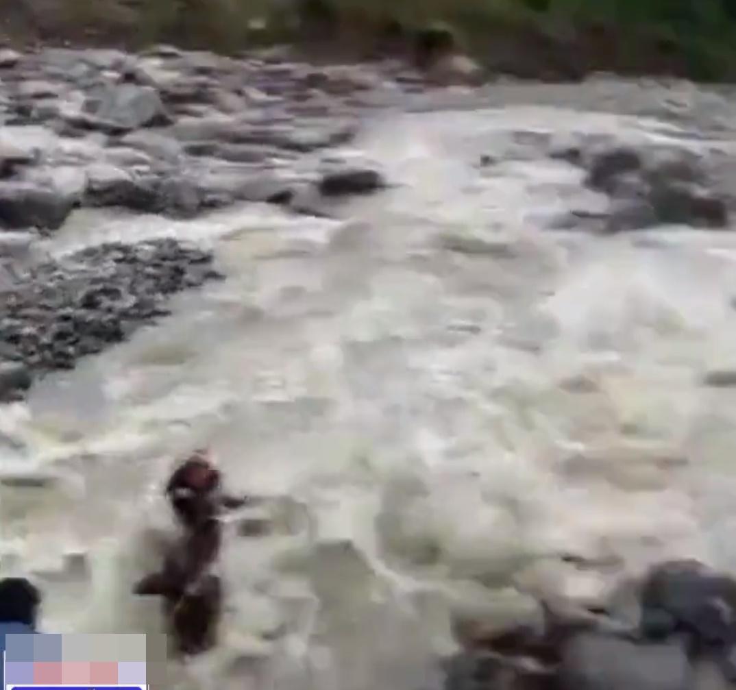 救生繩後方一端突然鬆脫,女兒只能抓著父親。(Twitter)