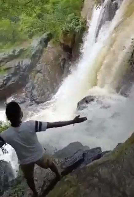 Ajay Pandian又張開雙臂迎向瀑布。(Twitter)