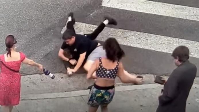 匪徒極力掙扎。(YouTube)