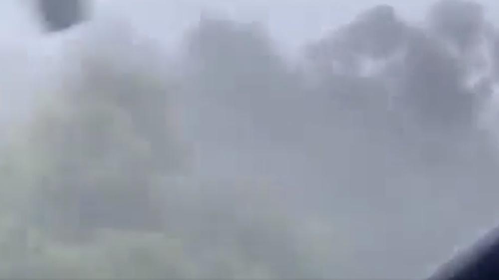 直升機亦逐步下降墜入叢林,之後聽到有人驚叫和背景雜音。(Twitter)