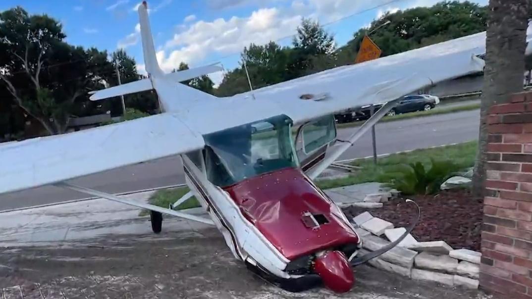 目擊者指,突然看到一架小飛機向自己方向飛來,還愈降愈低,於是拿出手機來拍攝。(Twitter)