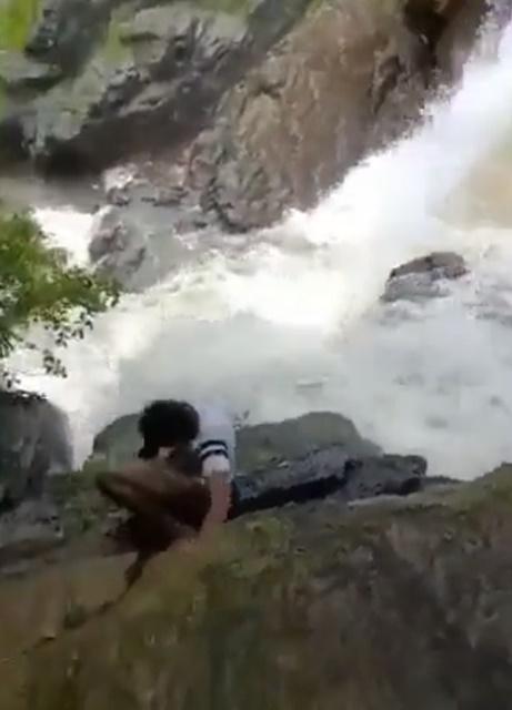 惟Ajay Pandian轉身時,腳下一滑,整個人就立即跌倒。(Twitter)