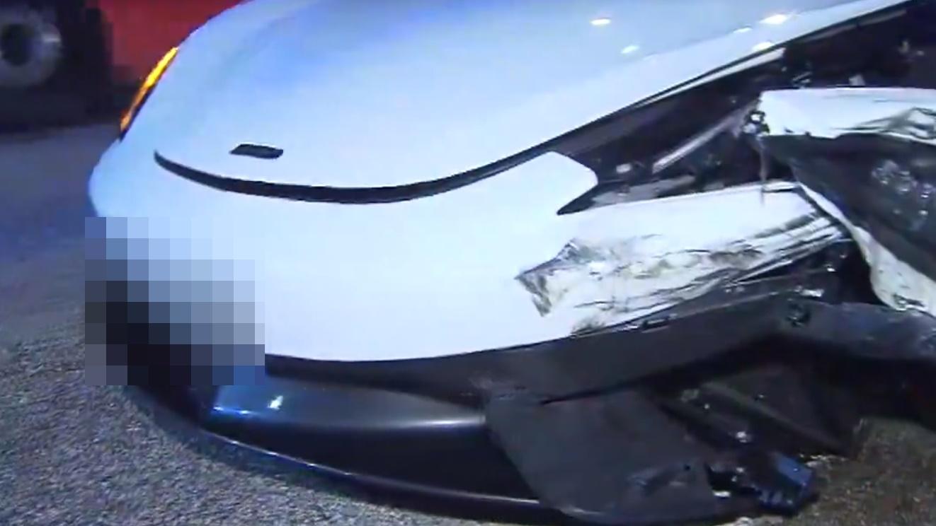 跑車左邊車頭損毀。(電視截圖)