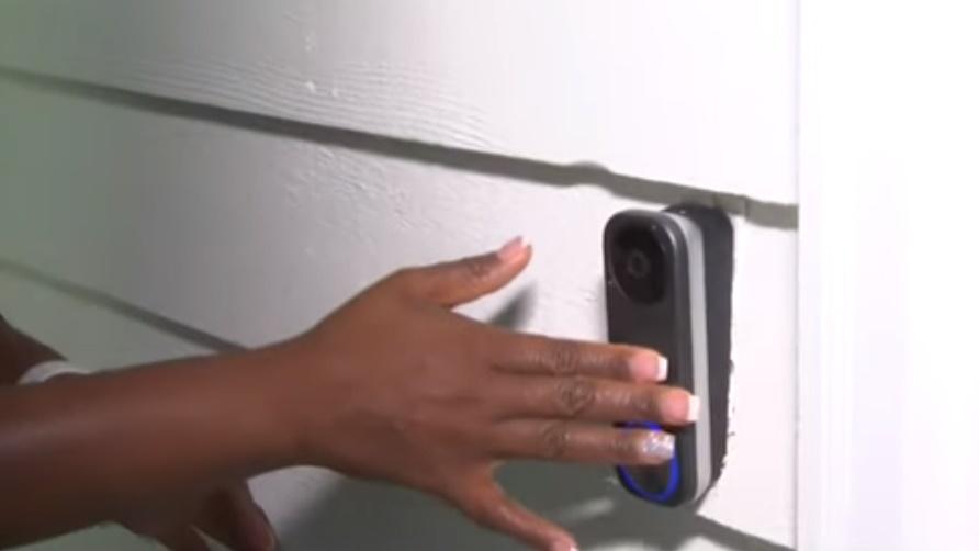 門鐘攝影機在21日凌晨約3時被這隻黑熊觸發錄影。 (YouTube)