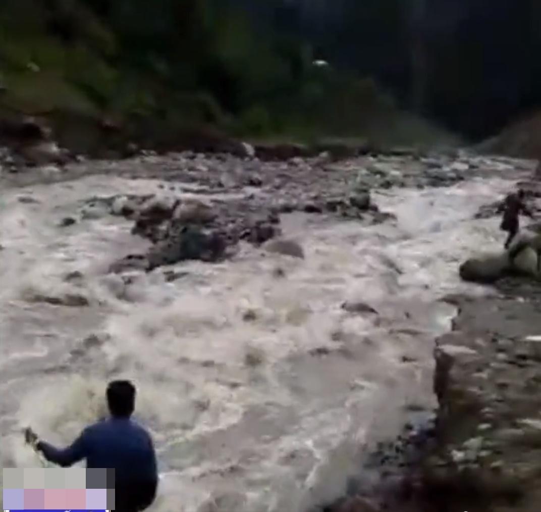 岸邊的民眾見父女墮河隨即驚叫,有人立即衝到河邊幫忙。(Twitter)