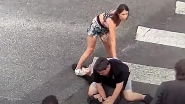 女子索性踩在匪徒的腳上。(YouTube)