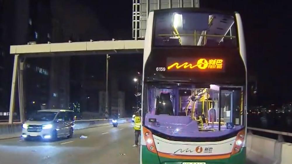 巴士右邊車身有車窗碎裂。(電視截圖)