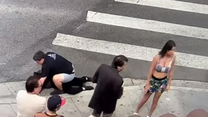 警方於9分鐘後趕抵現場。(YouTube)