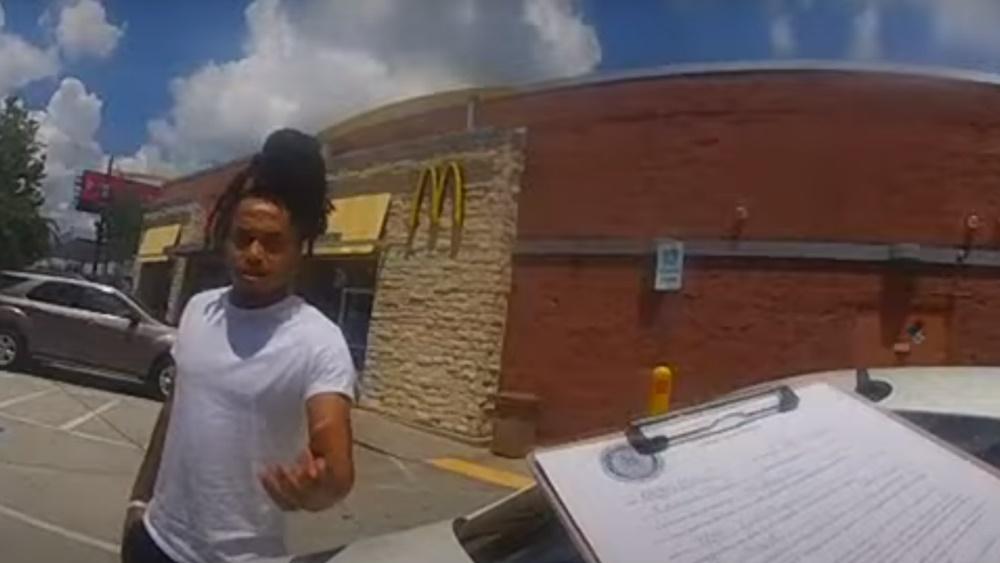 Antoine Sims心虛問自己是否被捕,並拒絕靠近警員和簽署文件。(YouTube)