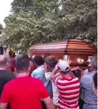 少女於周二舉殯。(網上圖片)