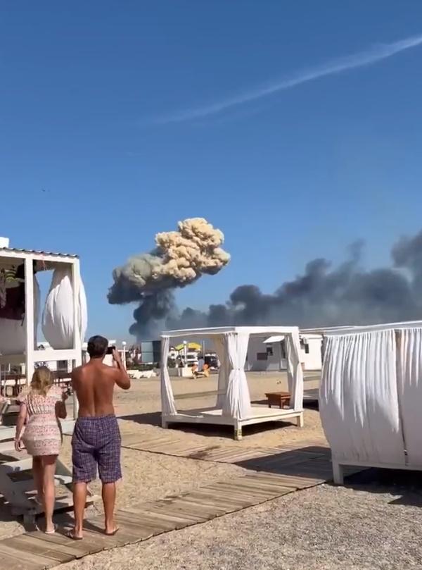 網上影片顯示爆炸威力強大,遠處可見蘑菇形濃煙湧至半空。(Twitter)