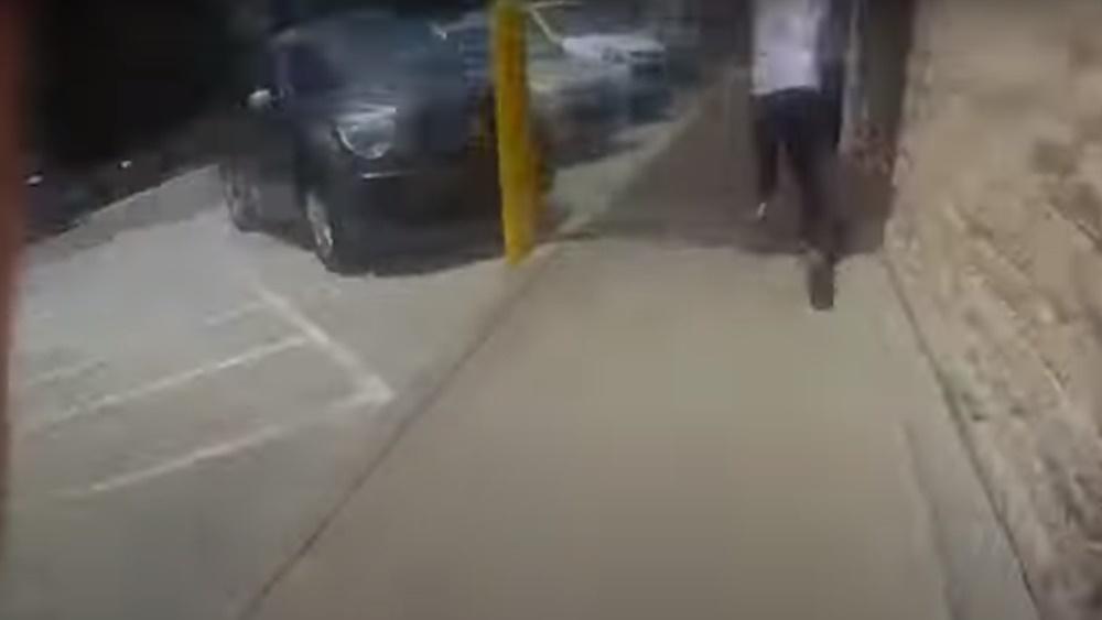 Antoine Sims突然拔足狂奔。(YouTube)