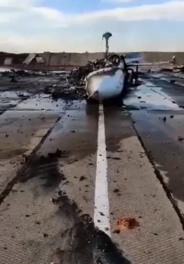 另有影片顯示,據指俄羅斯空軍基地在爆炸發生後,有至少一架蘇24戰機損毀。(Twitter)