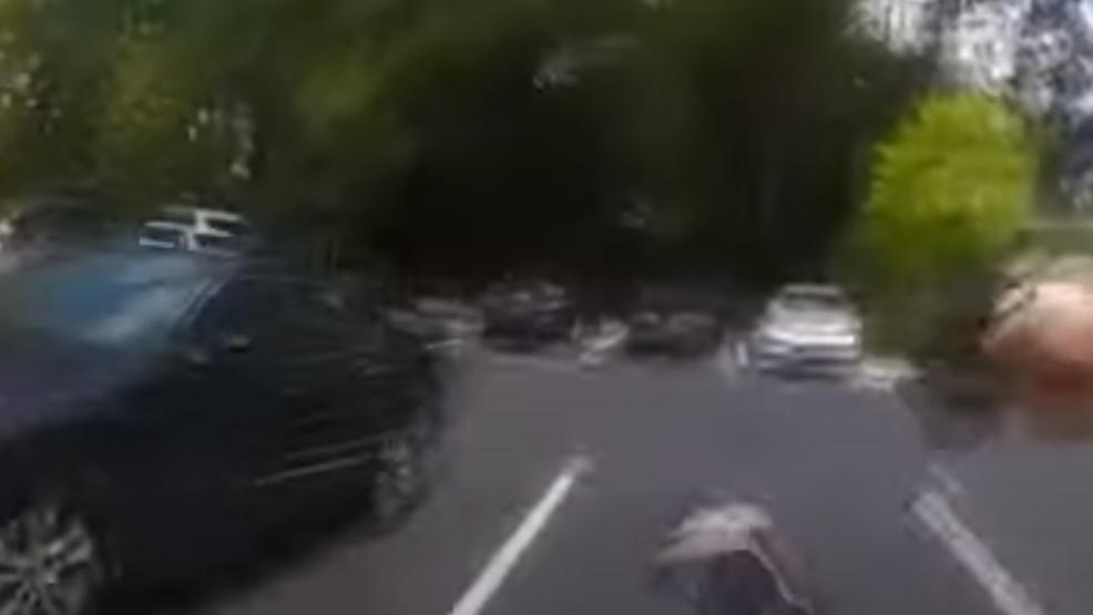 最後警方以電槍將他擊倒在地,進行拘捕。(YouTube)