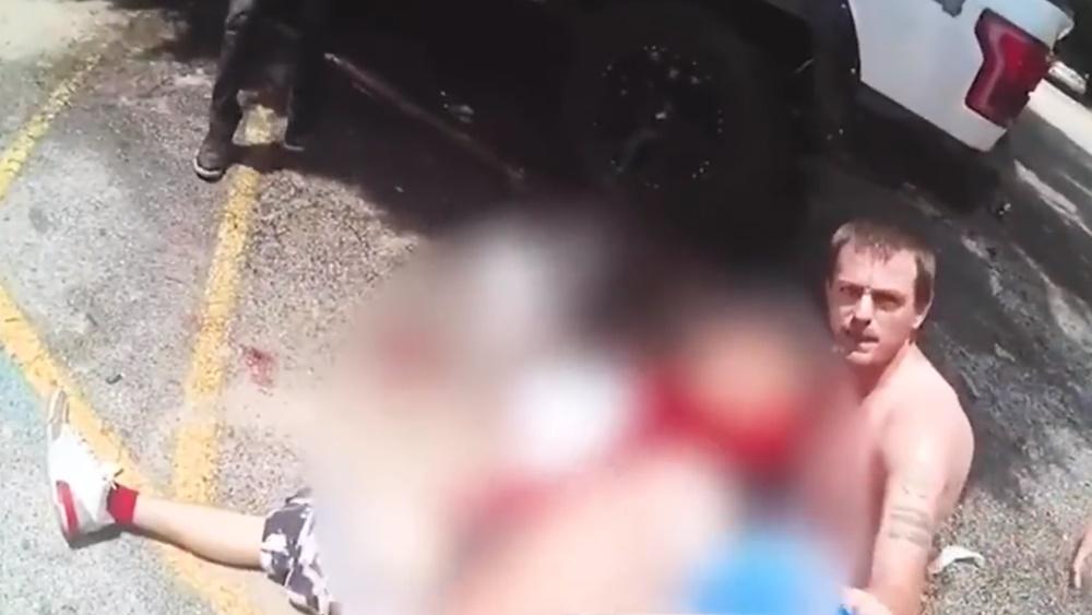 有任職護士的途人正為中槍哥哥止血。(Twitter)