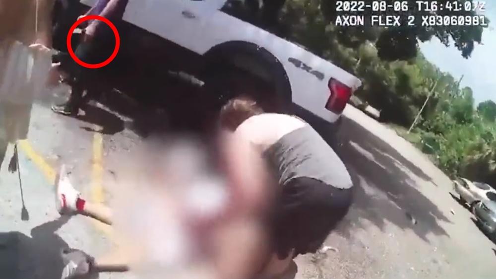 弟弟Bryan Matthew Richardson手持手槍在旁惴惴不安。(Twitter)