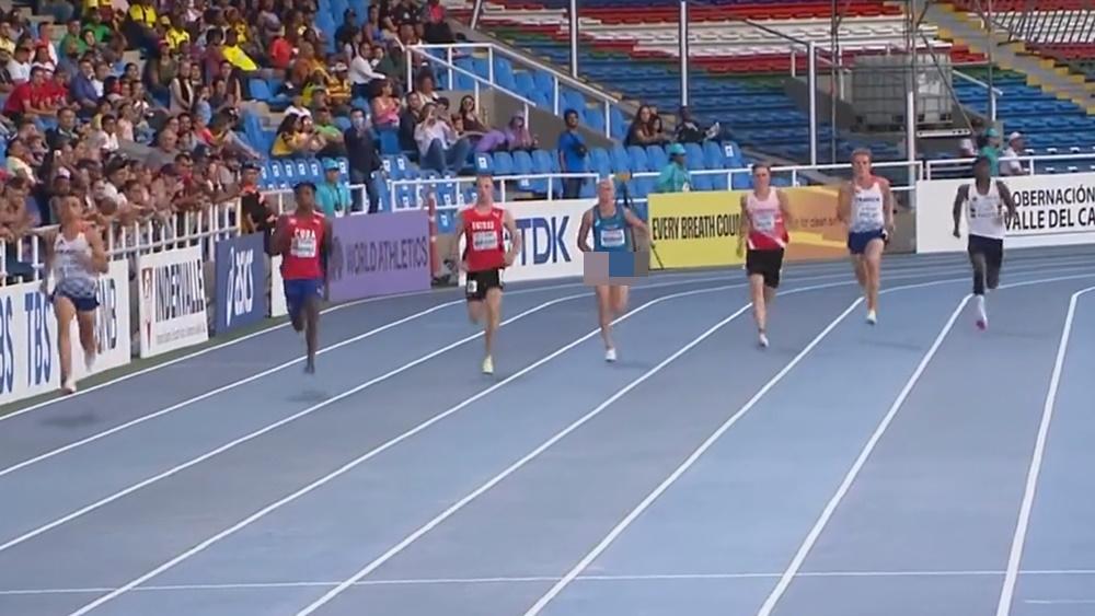 身穿藍背心及藍色褲的Alberto Nonino在跑200米後出現首次「外露」。(Twitter)