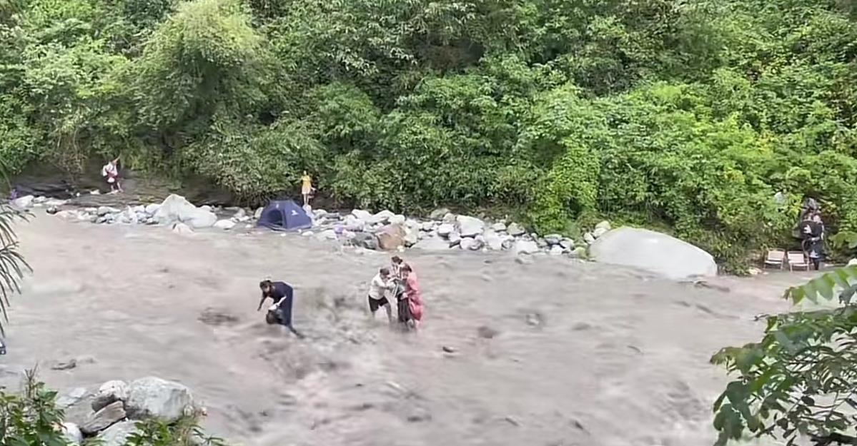 四川龍漕溝山洪暴發,多名女子被困河中,瞬間被洪水捲走。(互聯網)